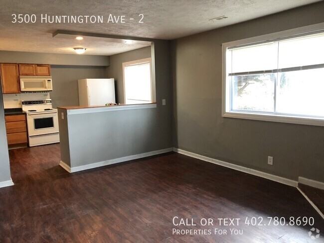 Building Photo - Spacious 2 bedroom 1 bath apartment! Unit 2