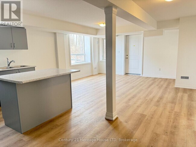 Photo - 736 Burwell St