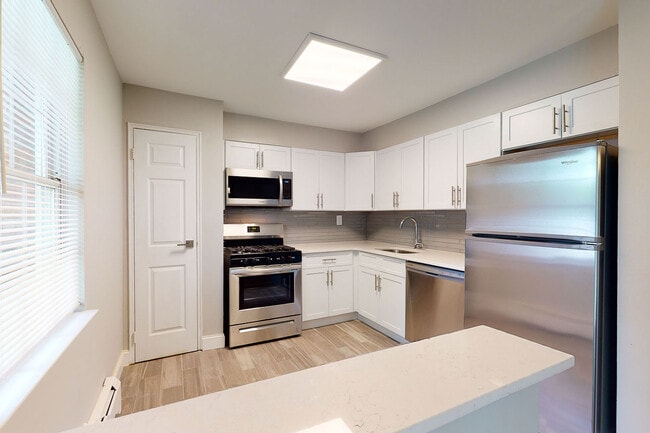 Building Photo - Royal Gardens Rental