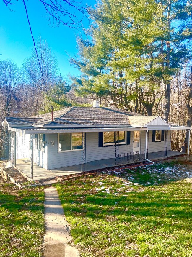 Cute, 3 bedroom, 1 bathroom West of Asheville - Cute, 3 bedroom, 1 bathroom West of Asheville House