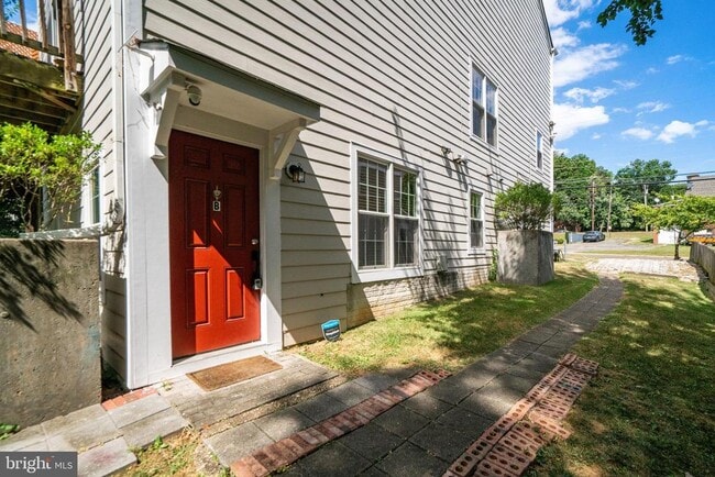 Building Photo - 2056 Shirlington Rd Unit B Rental
