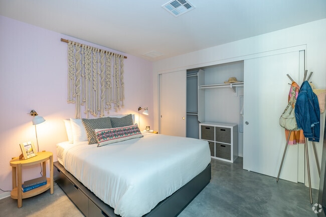 1BR, 1 BA - 643SF