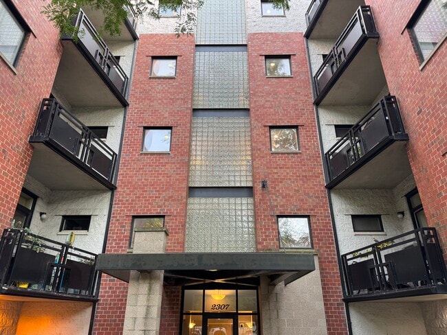 Building Photo - 2307 W Wolfram St Unit 214