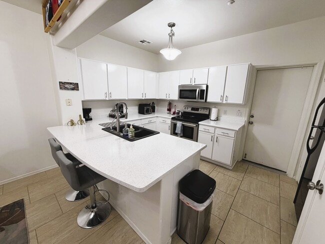 Building Photo - Spacious, Stylish, Sharp 2 bed 2 bath 1 car garage and Gated Community!