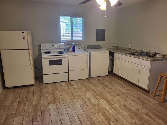 Building Photo - Garage Apartment