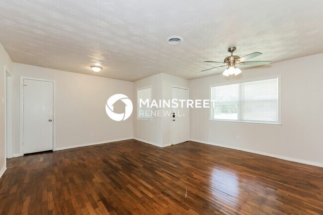Photo - 3 Bedroom Pet-Friendly Home in Farmers Branch, TX with Main Street Renewal