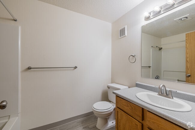 2BR, 2BA - 946SF - Second Bathrom