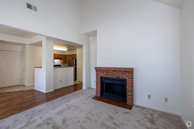2 habitaciones, 2 baños, 997 pies cuadrados, sala de estar - Huntington Ridge Apartments