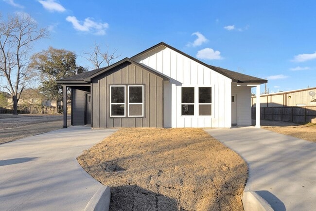 Photo - 104 Runnels St