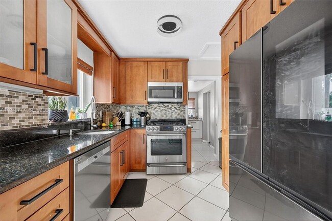 Photo - 6640 Douglas St