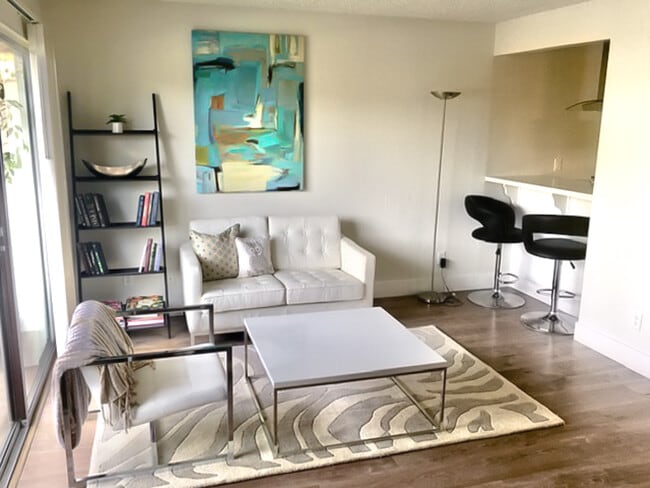 Amplia sala de estar w/Contemporary Pisos de madera - Newport Apartments