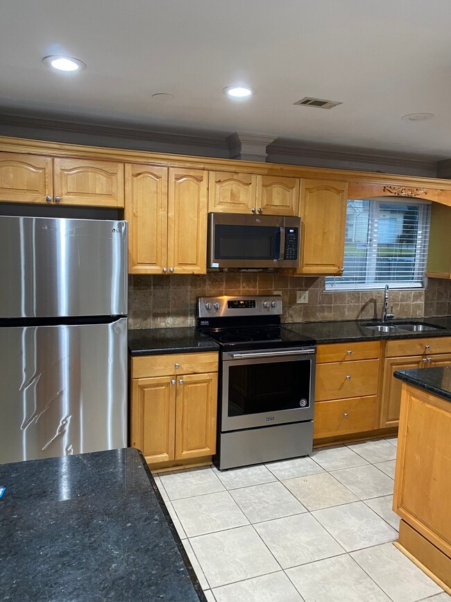 Building Photo - 303 Country Club Dr