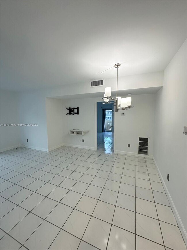 Photo - 8400 Byron Ave Unidad 2D