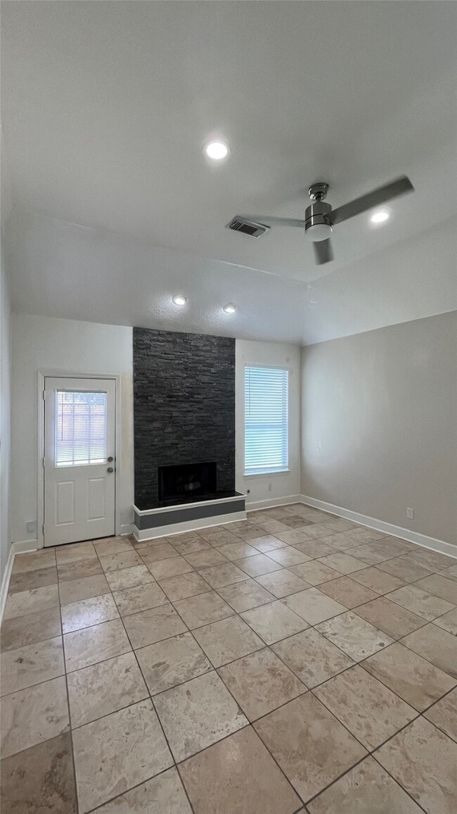 Photo - 2402 Raintree Village Dr