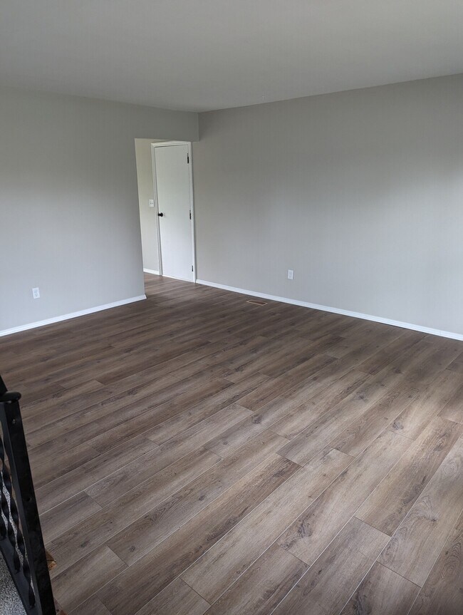 Photo - 458 Mayfield Sw