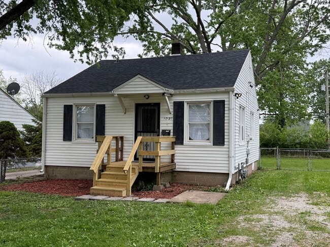 Building Photo - Freshly Renovated Bungalow in Home Park Area!