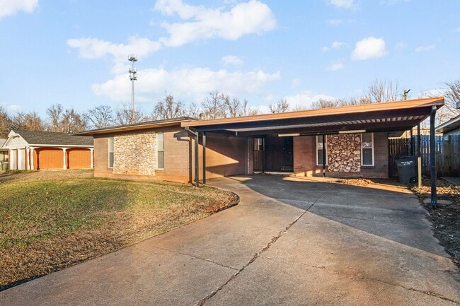 Building Photo - Beautifully Renovated 3bed/  2bath in Del city!   Bonus room in the Master bedroom!!