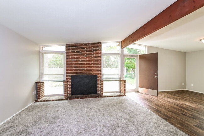 Photo - 790 Pebble Ln