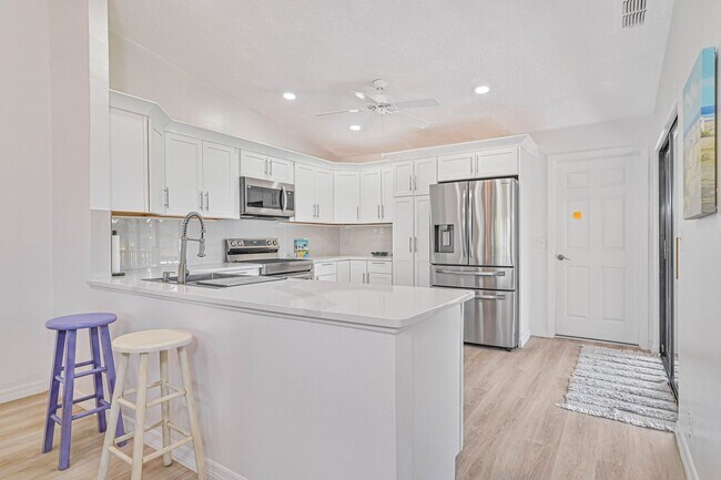 Photo - ***FULLY FURNISHED - 2/2 Villa W/Garage - ...