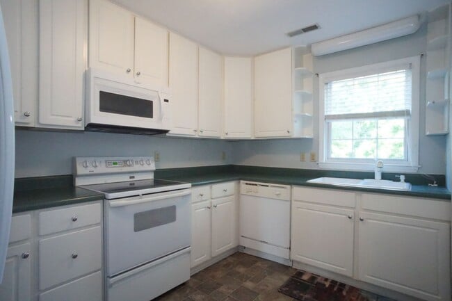 Photo - 4 Bed / 3 Bath.  Pet Friendly.  Reserved Parking. Master on Main.