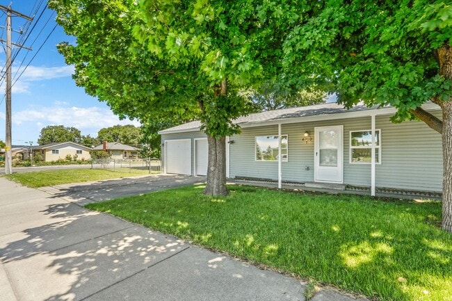 Building Photo - 6702 E 3rd Ave Rental