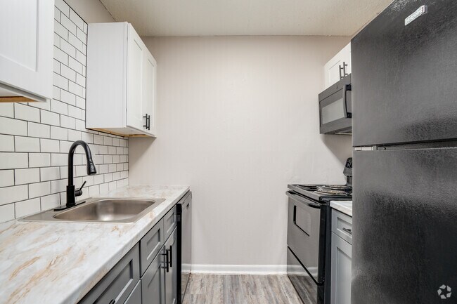 2BR, 1BA - 850SF - Kitchen - Crossings at Midtown
