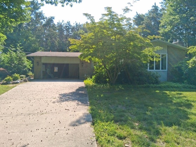Building Photo - 12368 Lakeshore Ave