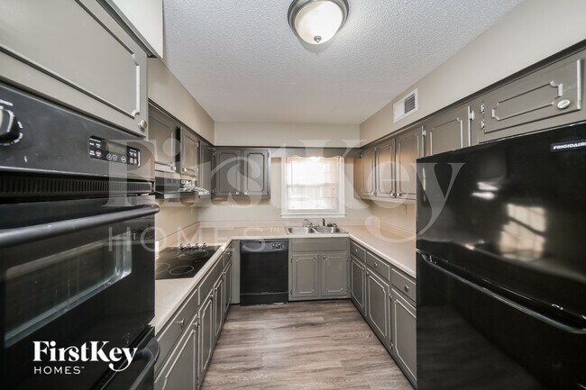 Photo - 6000 Macleod Dr
