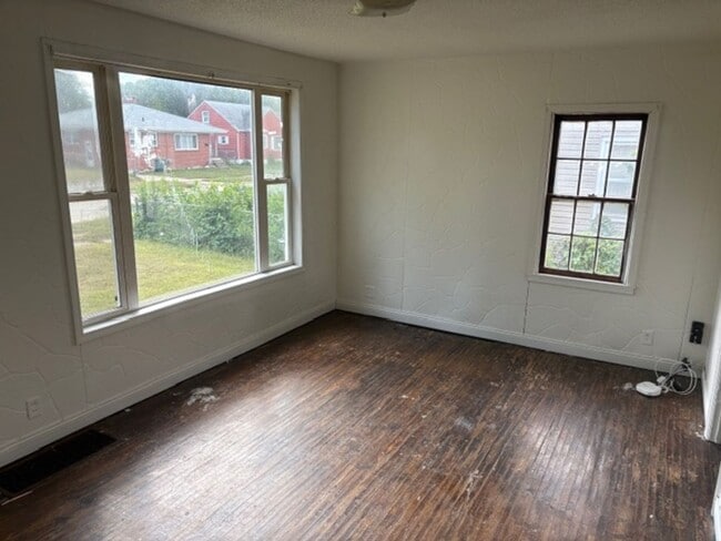 Photo - Single Family Home in Waterloo, IA