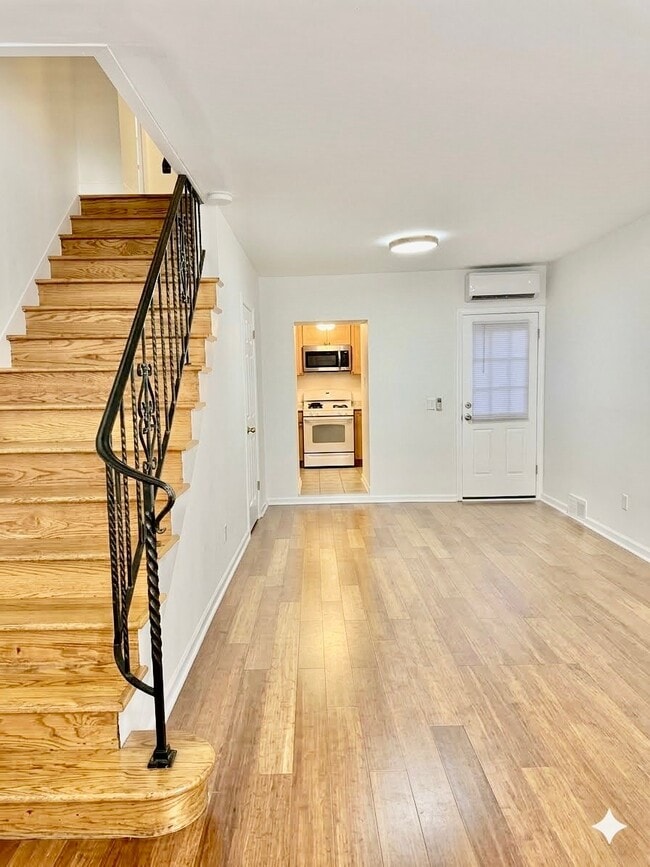 Photo - 827 League St