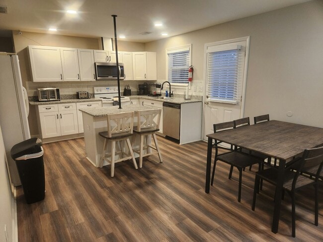 Photo - 2626 Lasalle St