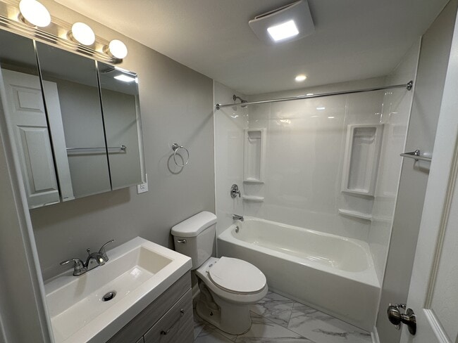Photo - CHATEAUGAY APARTMENTS -- 004