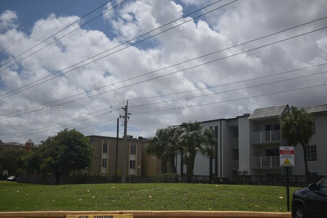 Building Photo - 5231 Geneva Ct Unit 204