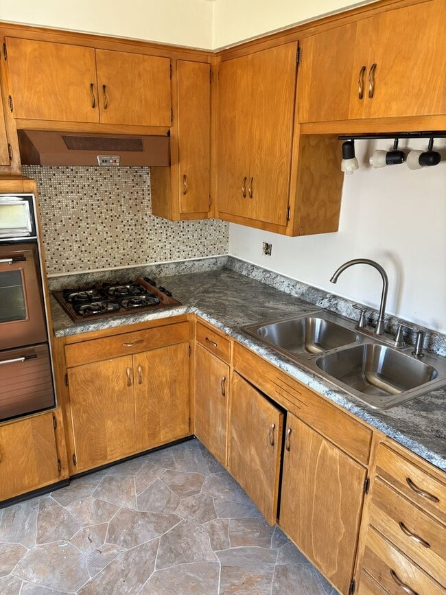 Building Photo - Elmore Unit Lower Front 2 bed