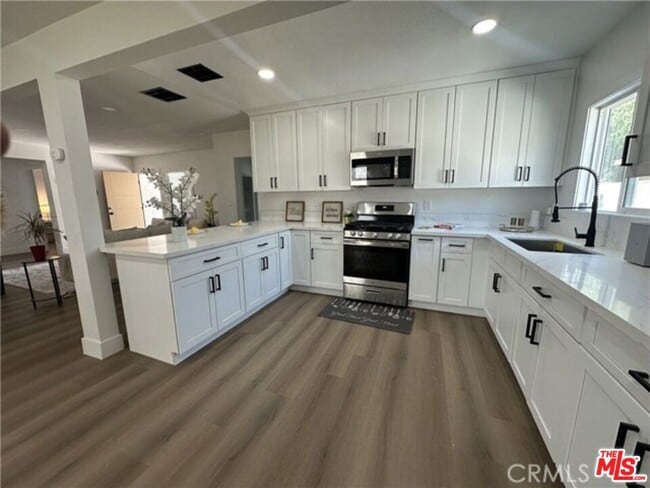 Building Photo - 1598 W 7th St Rental
