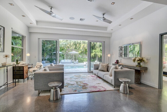 Photo - 717 NE 1st Ct