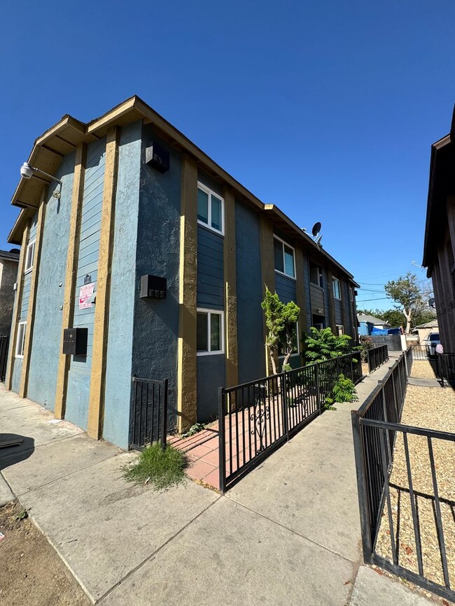 Building Photo - 1107 L St Unit A