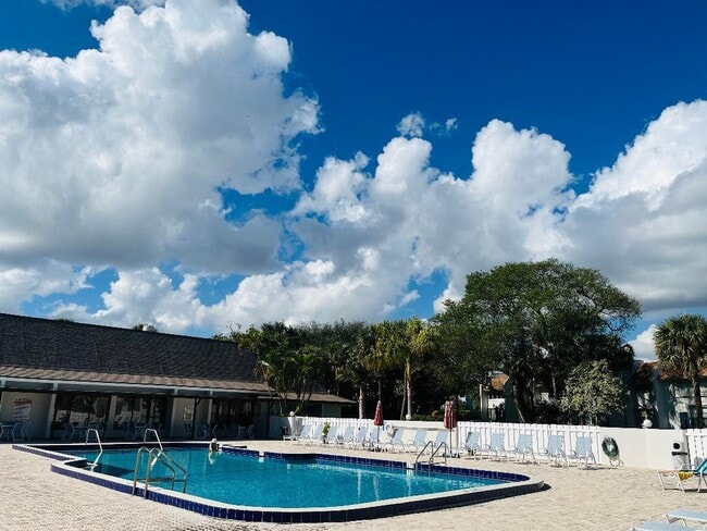 Building Photo - 2885 SW 22nd Ave Unit 106