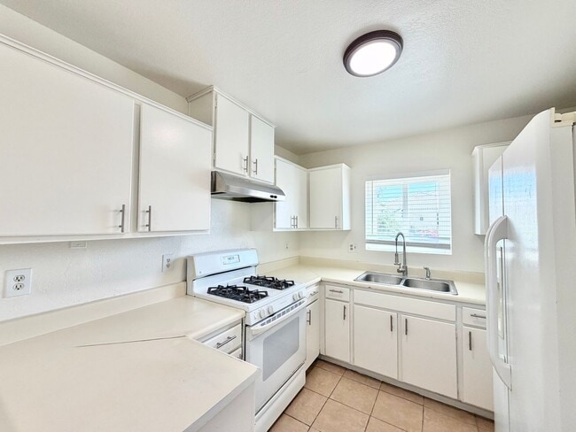 Building Photo - AVAILABLE NOW!! 2 Bedroom 1 Bathroom Apartment in Cathedral City! Unit A