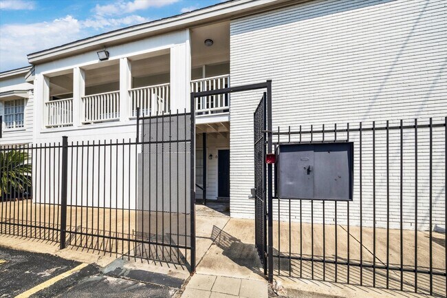 Photo - 1011 W 10th St Unit 3