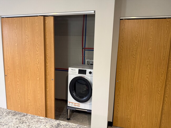 Building Photo - Szkola Flats Unit 106