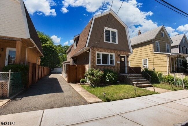 Photo - 138 Jerome Pl