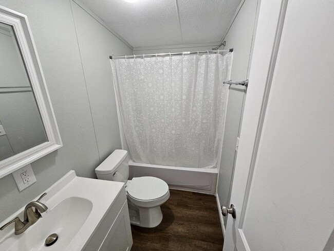 Photo - 8144 Hewitt St