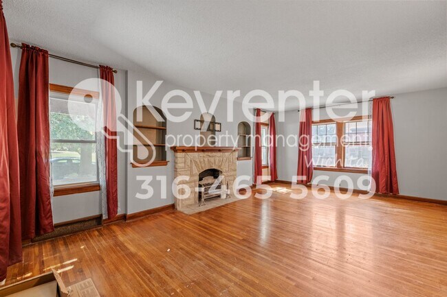 1728 E McKnight Dr