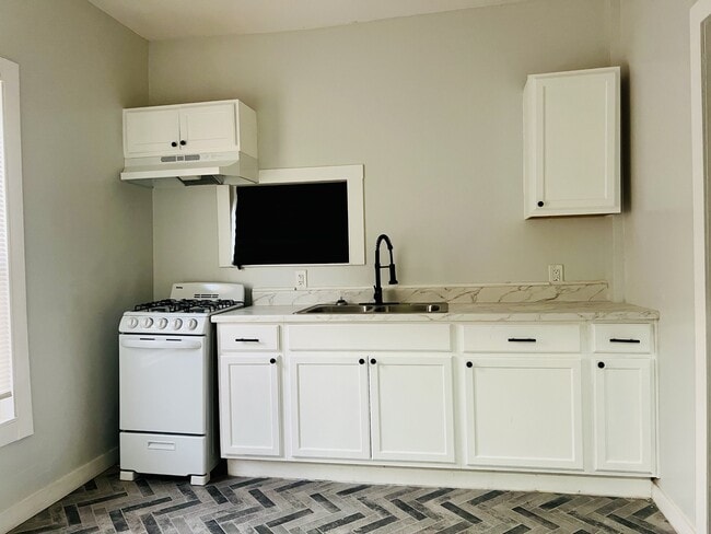 Photo - 831 N Chestnut St