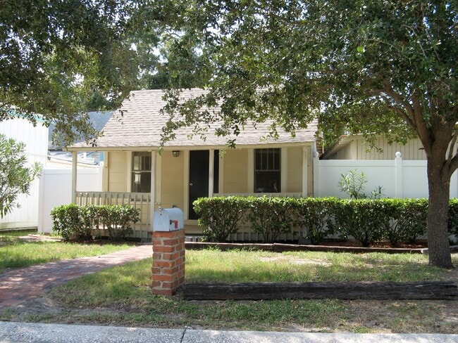 Building Photo - 714 Railroad Ave Unit 1