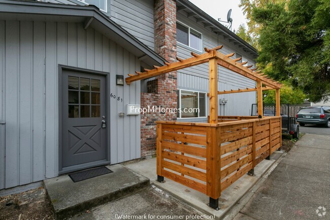 Building Photo - Two Bedroom in Four-Plex - Charming Highla... Unit 6081 Rental
