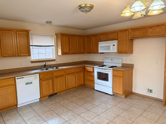Building Photo - All brick 3 bed 2 bath in SE Springfield