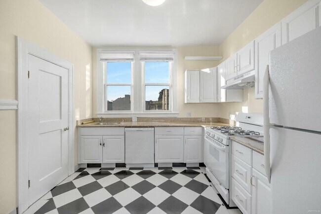 Building Photo - 1380 Union St Unit J Rental