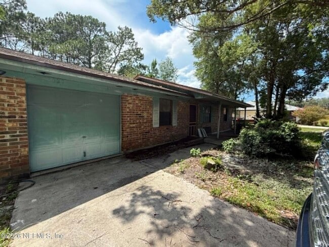 Building Photo - 121 Pine Oak Dr